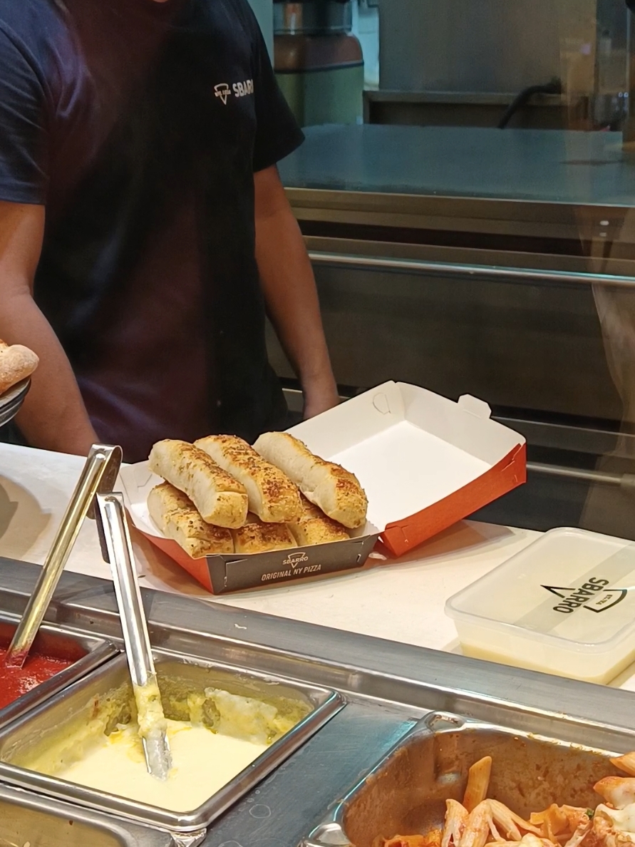 A MUST TRY! 😋 #fyp #fypシ #sbarro #food #Foodie #hack #FoodTok #tiktokfood #foryou 