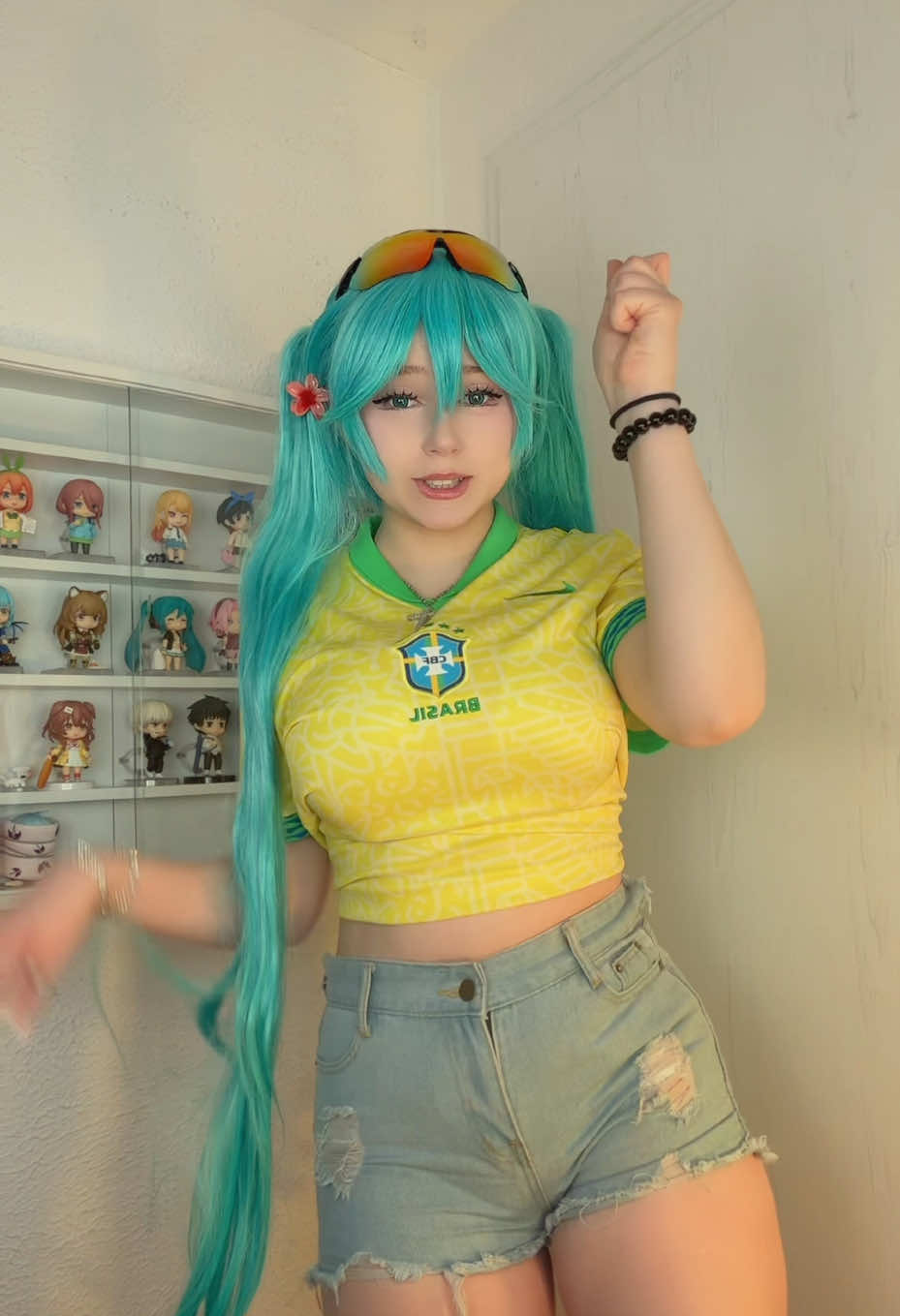 can‘t do a brazilian trend without miku 🇧🇷 #hatsunemikucosplay #brazilmiku #vocaloidcosplay #hatsunemiku 