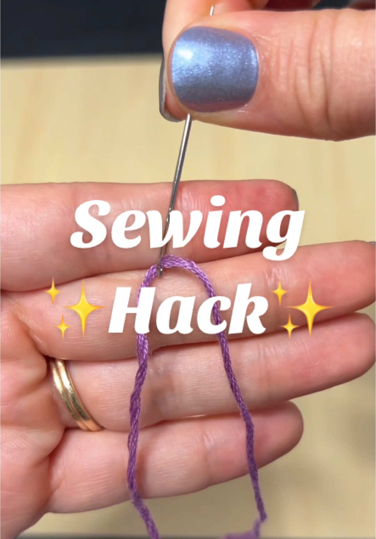 How to Thread a Needle Without a Threader #sewingtiktok #diyer #costura #sewinghacks #hacks #lifehacks #costurafacil #howtosew #costuracreativa #costuraparaprincipiantes #tips #tipsandtricks #coser #howto #craft #sew #sewingtutorial