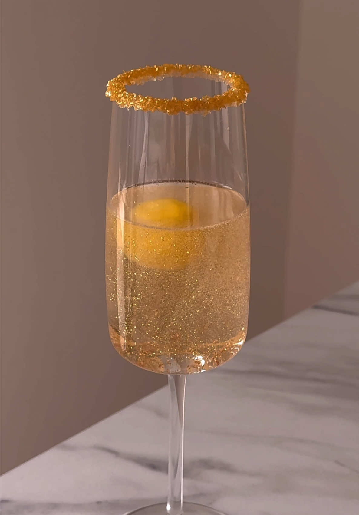 new years eve idea: ball drop mimosas 🥂✨ #newyear #newyearseve #happynewyear #balldrop #glitterbomb #edibleglitter #champagne #moet #prosecco #newyearsparty #cocktail #cocktails #cocktailrecipes #nye #nyeparty #silvester #newyearseveparty #partyideas #nyeoutfit #newyearsnails #newyearparty #2024recap #happynewyear2025 #french75 #mimosa #mimosas #silvester #silvesterparty #neujahr