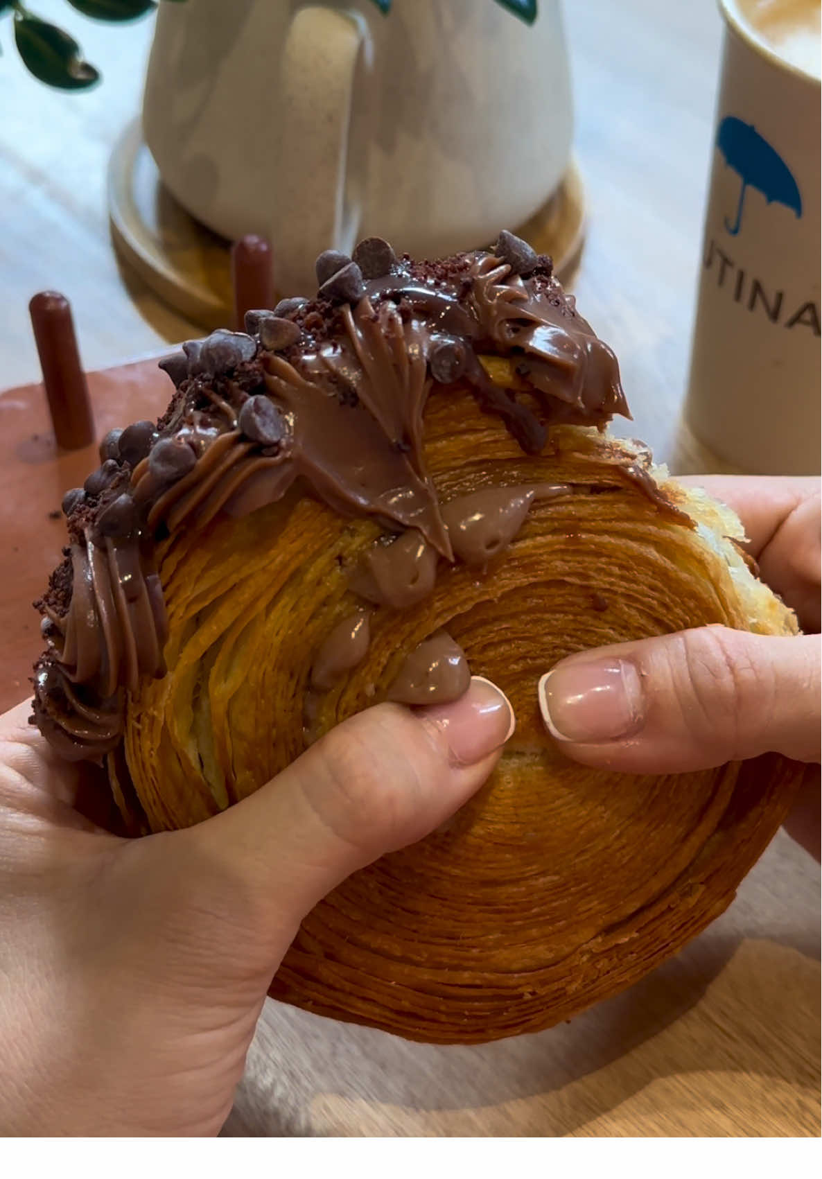 Un crunch irresistible, un corazón lleno de Nutella. ✨ Así es nuestro Croissant Roll. ¿Ya lo probaste? 🍫☕ #Rutina #quehacerencali #Cali #restaurantecali #coffeetiktok #brunch #croissants #roll 