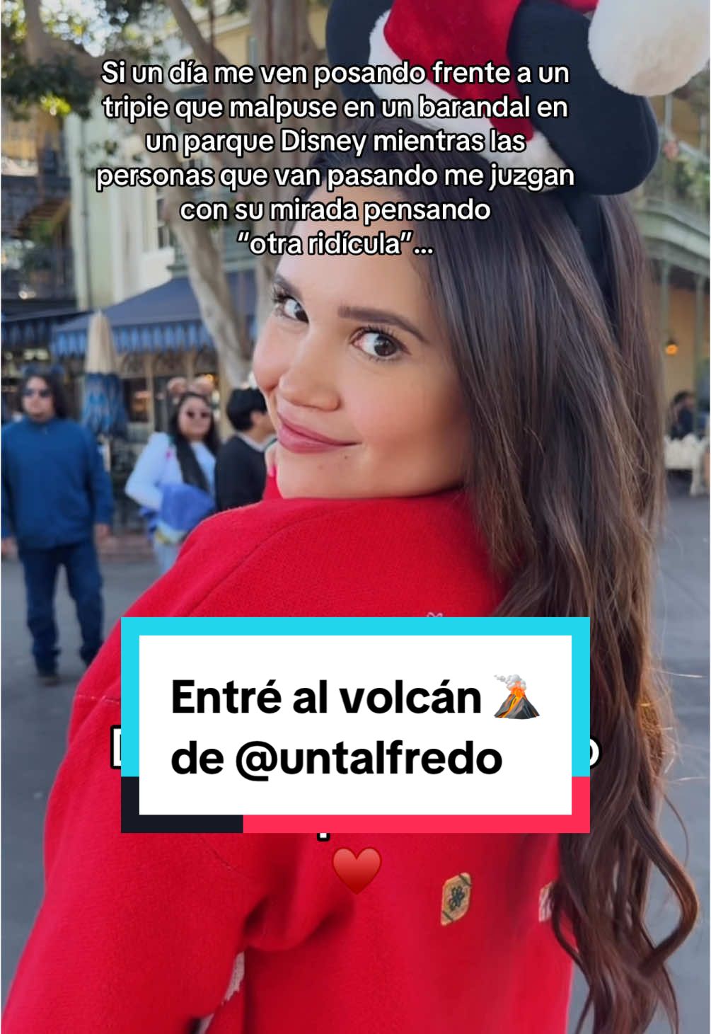 Alguien dígale a la miss que llegue tarde al volcán pero ya ando poniéndole al corriente 🤓 #bootcampuntalfredo 🌋👩🏻‍🏫🍯 Hablando de que la pena no te va a pagar tu viaje a Disney… no sabes cuantas veces me ha pasado que la gente me ve feo por sacar mi tripie y posar para tomarte fotos/videos en Disney. Por agarrarme el pelo, jugar con mi ropa, cargar con una mochila enorme para cambiarme de outfit 4 veces en 1 día para crear contenido. Dar vueltas como estúpida para capturar el movimiento en una foto 🤪 y la lista sigue y sigue… Si me hubiera detenido a pensar en lo que esas personas estaban opinando de mi en ese momento DEFINITIVO no habría logrado crear el contenido que hice durante todo este año. 📈Mis ventas no hubieran crecido tanto, el alcanze que he tenido no se hubiera triplicado en comparación con el 2023. La pena termina siendo irrelevante cuando empiezas a ver los resultados en tu cuenta de banco chiqui 🫶🏼 yo se que al principio es difícil pero el primer paso es empezar 🤗 📸 Tómate esa foto, usa ese outfit y deja que los demás opinen lo que quieran, piensen lo que quieran, critiquen lo que quieran. Esas personas no me pagaron los 9 viajes que hice este año. Y que crees… tampoco pagarán los tuyos 🙂‍↔️ 🛫 Si quieres ser parte de mi equipo y aprender a ser agente de viajes desde tu casa, yo te ayudo :) mándame DM. #disneyenlasvenas #disneytravelagent #emprende #lamagiadeviajar #unatalkermesse 