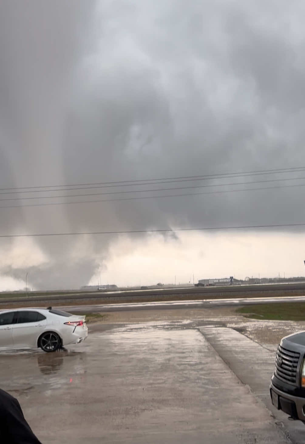 While traveling back to Houston today, we got caught in the storm & decided to stop. Very thankful for the workers at this business for letting us inside for safety 😭🙏🙏 so scary ! #houston #elcampo #tornado #weather #fyp @ABC13 Houston @FOX 26 Houston @Univision 45 Houston @Telemundo Houston