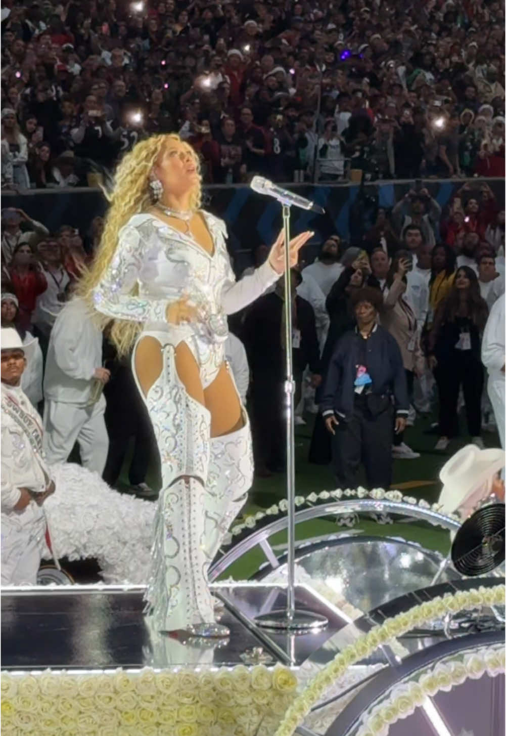 Beyonce halftime show 2024 🏉🎄 #beyonce #beyoncehalftimeshow #beyoncechristmas #cowboycarter #beyhive #SuperBowl #nfl #viral #fyp 