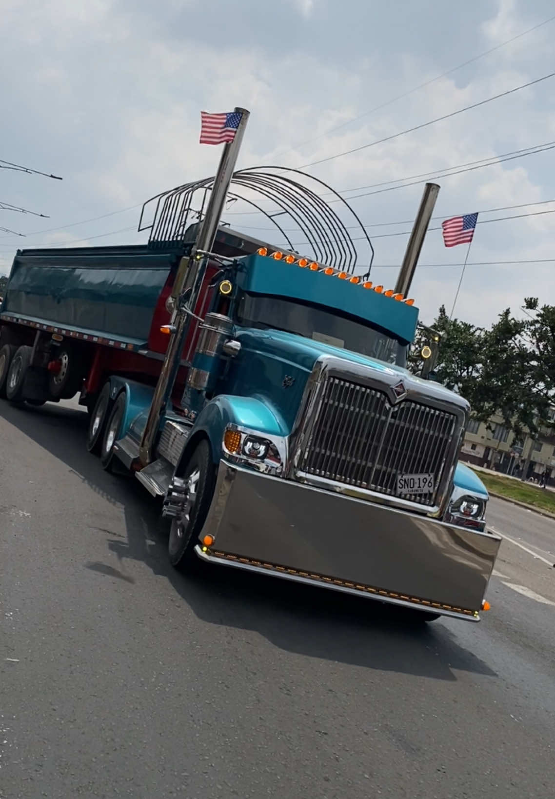 Y te volví a ver rodando mi trompona hermosa 💚🇺🇸 #fyp #viralvideo #parati #carreteras #camioneros #muleros #camionerosdecolombia🇨🇴 #transportedecarga #mulerosdecolombia #tractomulasdecolombia #amorporlastractomulas😍😎😎 #transportepesado #transporte #camionerosdecolombia #elflaconea #flaconea 