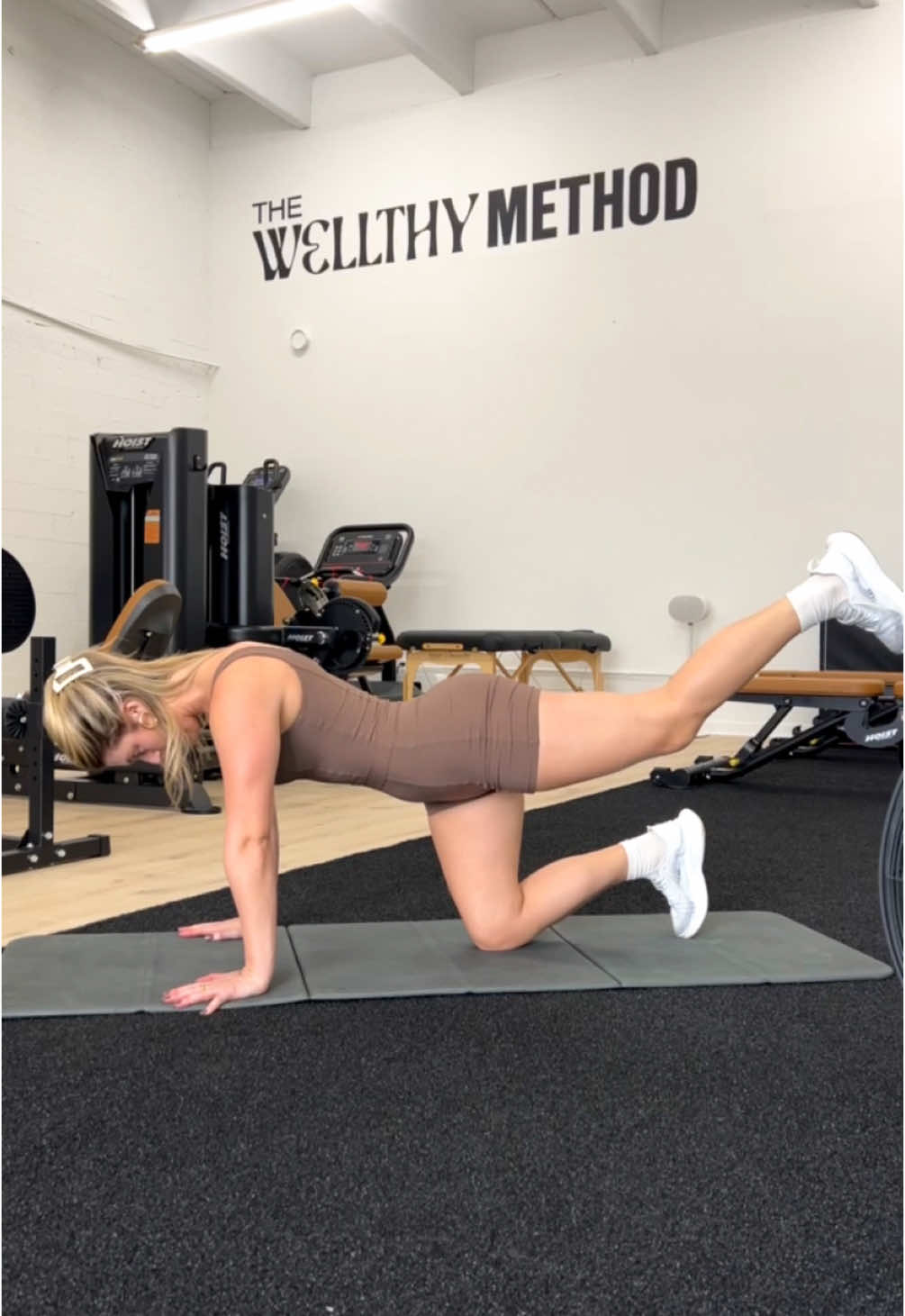 WELLTHY workout of the moment  who doesn’t love a quick & efficient one?! 4 exercises and the weights are optional. you’re welcome :) :45 work // :15 rest // repeat 3X reverse lunges  pilates push up plank toe taps (or plankjacks) sumo squat + high pull you got it xx