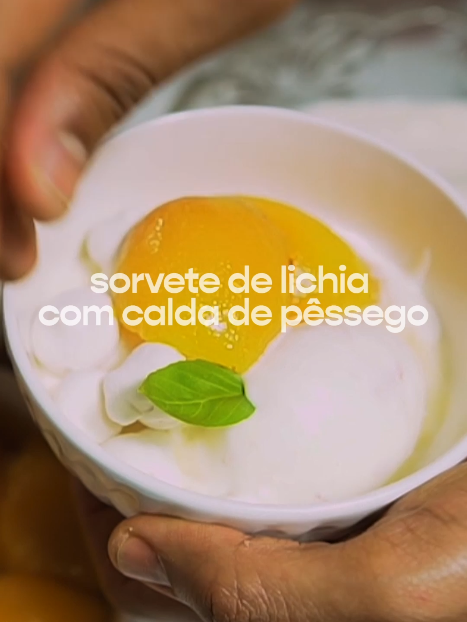 Sugestão para os dias mais quentes, o sorvete de lichia com calda de pêssego traz o sabor de duas frutas que são a cara do fim de ano 😋 Na série de vídeos Delícias na Travessa, o chef Pedro Barbosa ensina receitas de doces para impressionar na ceia. ✨ #FimDeAnoNoReceitas #sorvetecaseiro #lichia #receitas #ceiadeanonovo