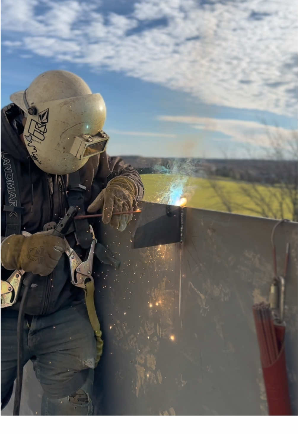 Welding up a gusset with some 5P  #dbm #weldingproducts #6010 #lincolnelectric #lincolnelectricwelding #weld #welder #ilove #welding #metal #steel #tank #tanking #tankie #work #working #fyp #fypシ #ironwork #good vibes #goodvibesonly