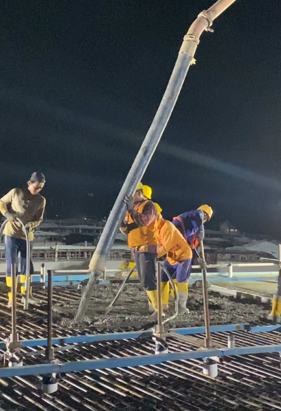 Lembur Pengecoran Slab #kuliproyek #fypシ゚ #fyppppppppppppppppppppppp #anakproyek #jogjabawen24jam #storyproyek👷 #civilengineering #proyekjalantol #semarang24jam 