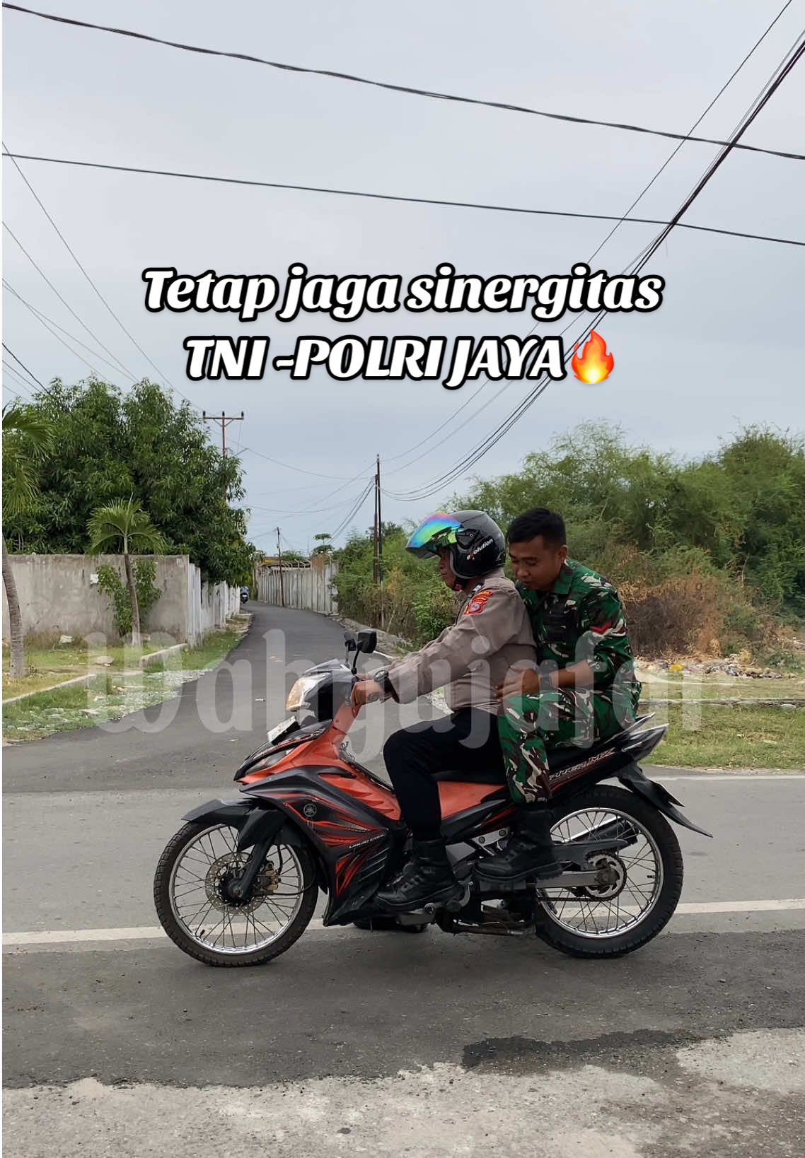 Kita hanya di bedakan oleh warna seragam saja,akan tetapi hati dan tujuan kita tetap satu Jangan mudah ter provokasi Tni-polri benteng terakhir negara Kita saudara kandung Satu kandung yaitu IBU PERTIWI💪🏼 #viraltiktok #sinergitastnipolri #fyp #tnipolri #tniad #tiktokviral @Abdulrahim @KOPRAL SCORPIO @Ulsanm 