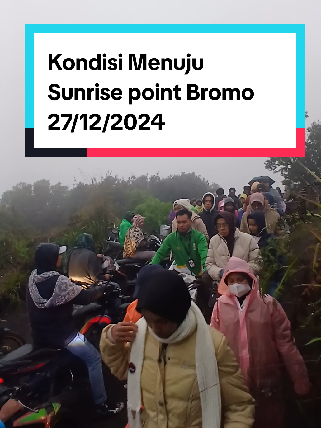 Vibesnya itu loh.. Jalan ke spot sunrise di kala Kabut tebal, Ojek & Lautan manusia pemburu sunrise Bromo  Bromo 27 Desember 2024 #bromo #infogunungbromo #bromotrip #bromotour #bromomurah #explorebromo #tripbromo #opentripbromo #sewajeepbromo #jeepbromo #bromotenggersemeru 