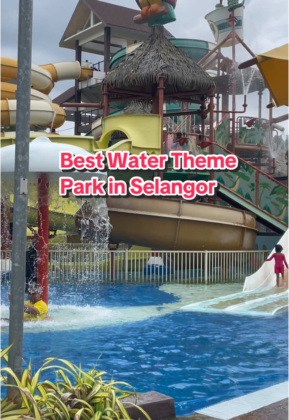 Bestttttt papa & anak pun suka 🥰 penutup tahun 2024 #waterpark #themepark #riverinesplash #amvertoncovegolfislandresort #waterparks #percutianmurah #familytime #bantingselangor #fypシ゚viral 