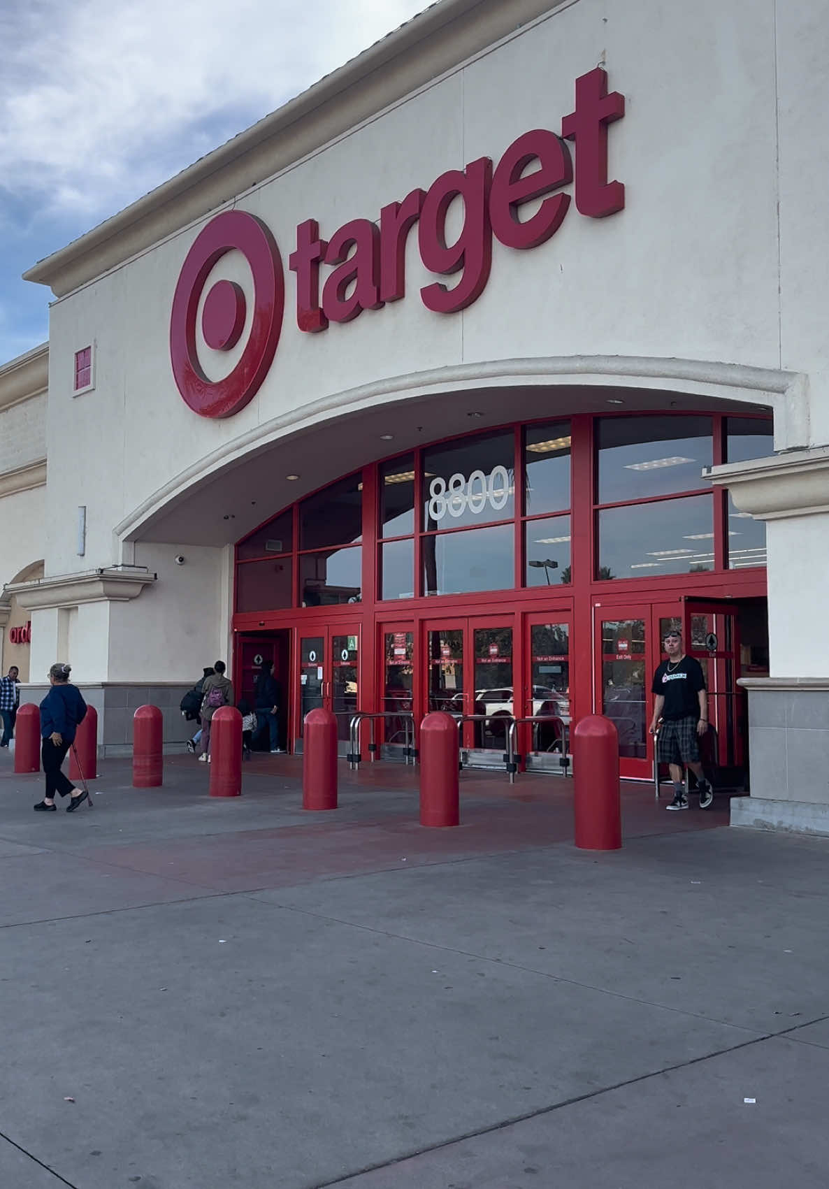 Run to your local target for 5️⃣0️⃣% off Holiday Items 🤍  I hope you score 🫶🏽 #target #targetholiday #targetholidayclearance #targetfinds #targetclearance #clorox #scrubdaddy #dove 