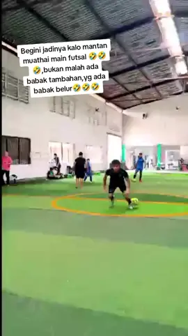 🤣🤣🤣 ,teknik bermain yg cukup membuat pemain babak belur ‼️ #fypシ #fyp #fypシ゚viral #fypage #ngakak #ngakakkocak #video #videolucu #videongakak #funny #funnyvideos #meme #memeviral #memerandom #memengakak #random #futsal #viral #viralvideo #lucu #lucungakak #