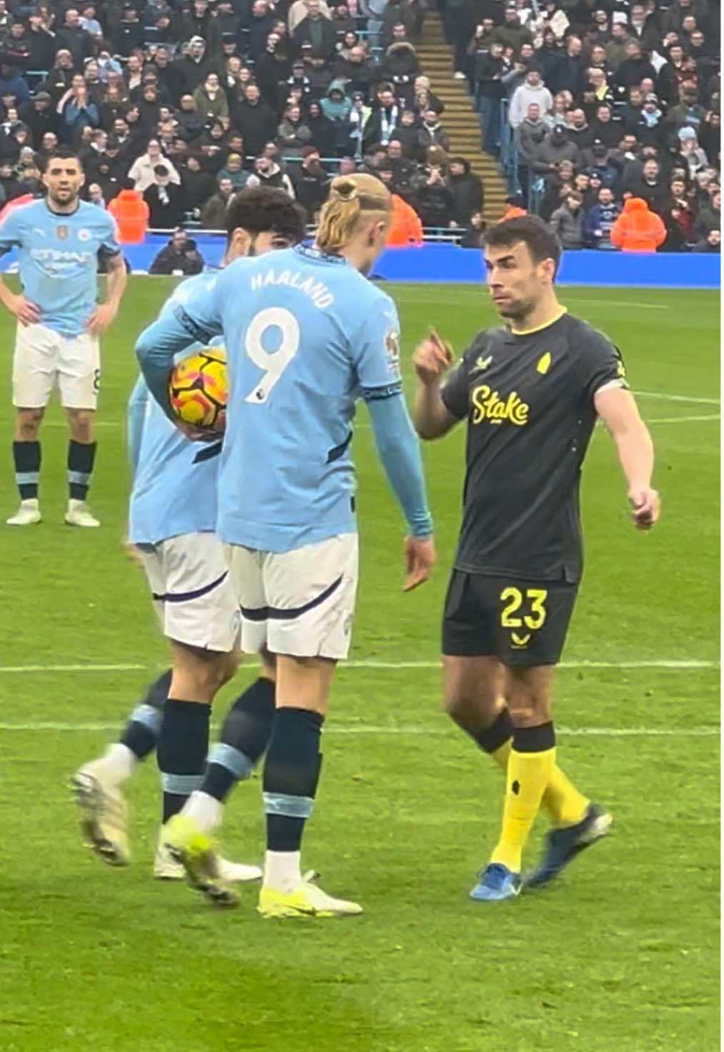 Seamus Coleman telling Haaland “Stay Humble eh” before penalty miss?😂 #PremierLeague #footballtiktok 