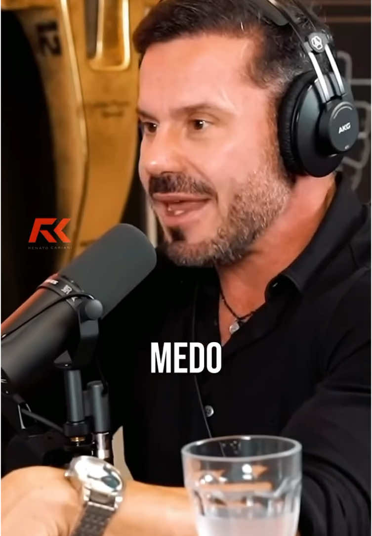 Não se trata de ter ausência do medo e sim de domínio do medo, gerenciando as variáveis, calculando os riscos e então tomando-se de coragem para arriscar... A ausência do medo, por muitas vezes, pode levá-lo a uma sequência enorme de erros, que lhe custará muito caro... Sempre soube gerenciar muito bem o medo, mas permito sempre que ele seja um agente de dupla reflexão, tentando assim aprender mais com o erro dos outros, do que com meus próprios erros... Pra mim medo se domina, gerenciando riscos e controlando variáveis e não permito que ele me domine 🔥