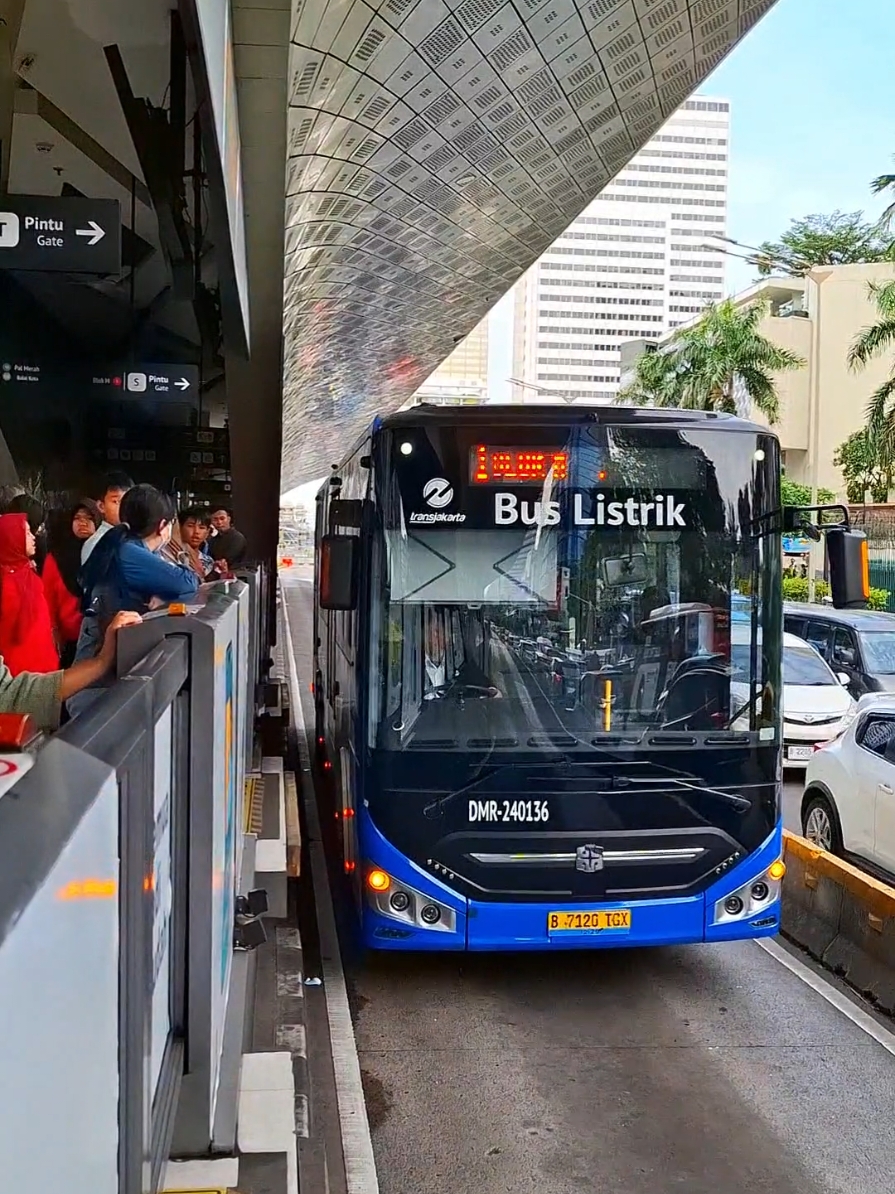 Trans Jakarta BRT Koridor 1 (Blok M - Kota) EV Bus by Zhongtong @Transjakarta @DAMRI  #buslistrik #electric #electricbus #zhongtong #zhongtongbus #ev #evbus #transjakarta #transjakartabusway #transjakartaシfyp #fyp #viral #viraltiktok #busway #buswayjakarta #buswayfansclub #tije #dkijakarta #transportasi #transportasipublik  #transportasiindonesia #transportasimaju #busmania #busmaniaindonesia #bismania #bismaniaindonesia #fypシ゚ #ayonaikbus #brt #ayonaikbis #jakarta #dkijakarta #transjakartakoridor1 #angkutanumum #damri #busdamri 