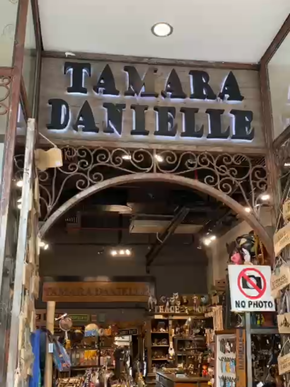 Ayo datang ke Tamara Danielle, punya banyak koleksi miniatur gitar eksklusif, cocok untuk kamu pecinta musikk dengan berbagai macam genre 🤩🤩🤩 📌 Tamara Danielle, Seminyak Village #tamaradanielle #vintagelover #aesthetic #fypシ #tokovintage #barangvintage #tokojadulgalery #barangjadul #barangantik #barangkuno #tokobarangantik #dekorasirumah #tokobarangkuno #kojovintage #vintage #tokoantik #ubudbali #tokodekorasirumah #bungaartificialmurah #walldecormurah