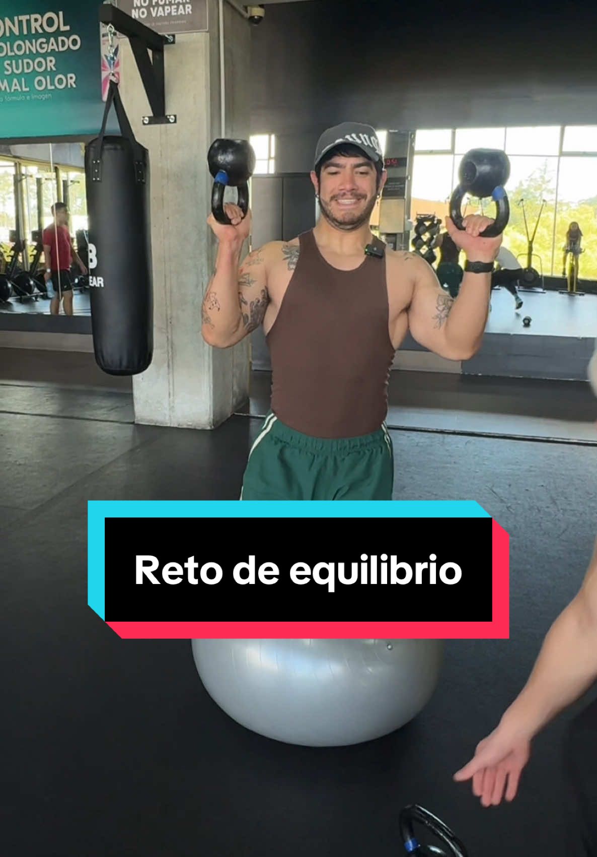 Hoy toco reto de equilibrio! El gym ni nos preoaró para esto! Y con el invitado especial @Pietro Albieri 🤌 @María Paula #gymrat #gymbro #Fitness #gym #gimnasio #GymLife #fitnesschallenge 