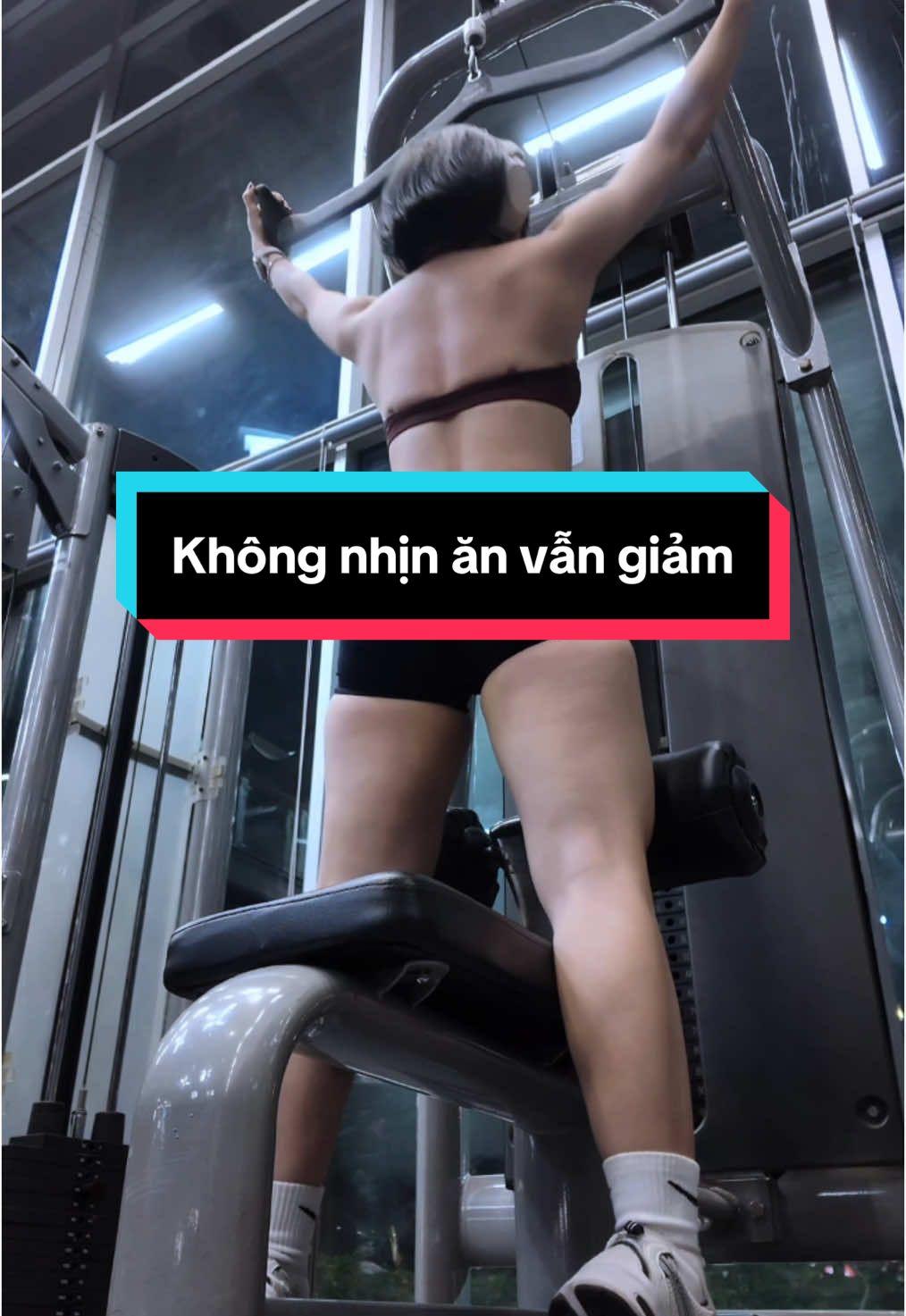 MÌNH CHỌN TẬP GYM + ĂN NHIỀU ĐỂ GIẢM KG LÝ DO LÀ VÌ:  1. Tăng cường trao đổi chất (Metabolism) Cơ bắp đốt năng lượng ngay cả khi nghỉ ngơi: Cơ bắp tiêu thụ nhiều năng lượng hơn so với mỡ. Khi bạn tập gym và tăng khối lượng cơ, cơ thể sẽ đốt nhiều calo hơn ngay cả khi không tập luyện. EPOC (Excess Post-Exercise Oxygen Consumption): Sau buổi tập, cơ thể vẫn tiếp tục đốt calo để phục hồi cơ bắp, tái tạo năng lượng, và loại bỏ axit lactic. Đây là hiệu ứng 