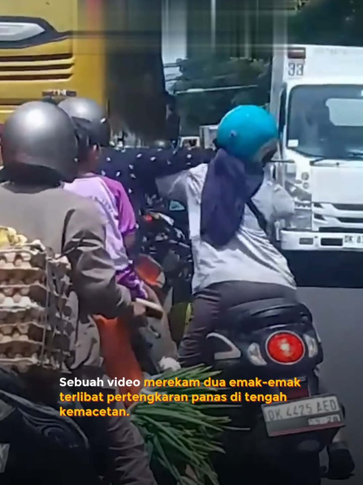 Sebuah video merekam dua emak-emak terlibat pertengkaran panas di tengah kemacetan. Kejadian tersebut berlangsung di Jalan Cokroaminoto, dekat perempatan Ubung, Denpasar, Bali, Selasa (24/12/2024). Tampak dalam video, dua emak-emak itu saling jambak gara-gara persoalan sepele. Salah satu emak-emak tersebut diduga tidak terima disalip oleh emak-emak lain yang sedang membonceng anaknya. Video berdurasi 1 menit itu menunjukkan suasana riuh di tengah kemacetan. Pertengkaran ini juga sempat memanas saat keduanya saling dorong dan tarik jilbab. Situasi baru mereda setelah beberapa pengendara lain mencoba melerai. #viral_video #viralnews #viralnewsvideo #trending #trendingvideo #trendingnow #viraltiktok #trendingtiktok #newsattiktok #viral #fypツ #virall #fypシ #viralvideo #fyp #fypage #denpasar #denpasarnow #denpasarbali #denpasarviral #bali #balinese #balisakral #jalan #cekcok #emak #emakemak #emakemakviral #emakemaktiktok #emakemakviraltiktok #jalanraya #nyalip #takeover