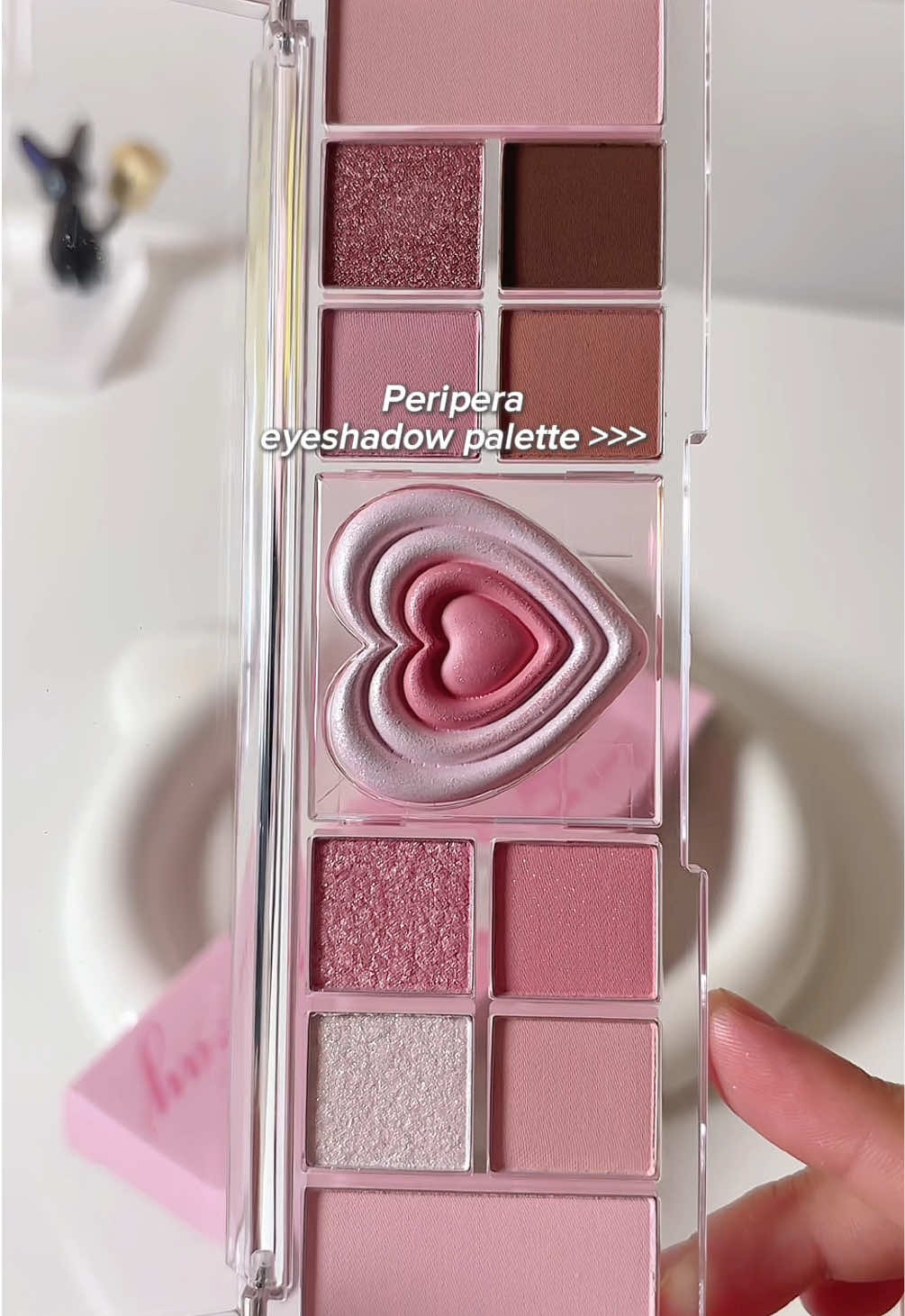 Selalu lalu kat fyp, now dah ada dekat tangan. Comel gilerr and color dia pigmented nyahh. Peripera eyeshadow palette 🔛🔝 #periperaeyeshadow #periperaalltakemoodpalette #eyeshadowpalette #eyeshadow #pigmentedeyeshadow #peripera 