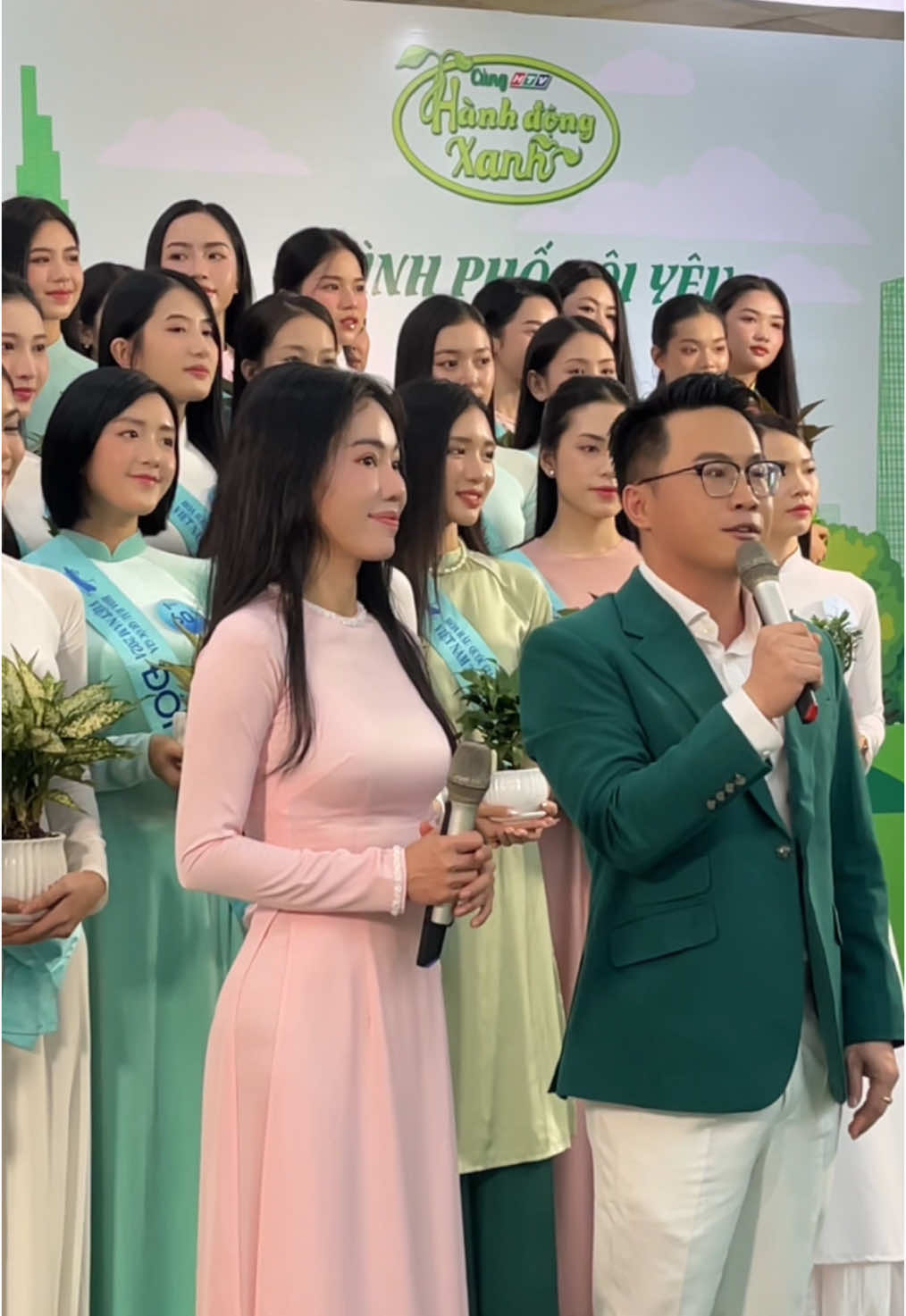 Thạc sĩ @Phạm Kim Dung cùng các thí sinh trong Ngày hội Sống Xanh HTV 2024 sáng nay #HoaHauQuocGiaVietNam #SenVang #SenVangEntertainment #Nucos #CollagenNhat #LactobactIntima #menvisinhphunutuDuc