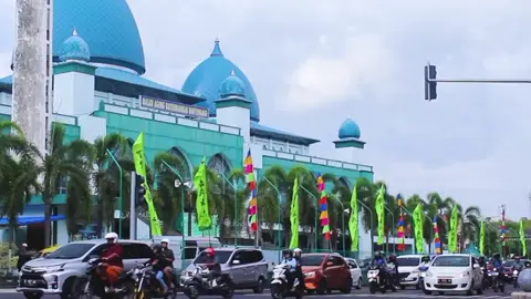 Banyuwangi, kabupaten di ujung timur Pulau Jawa, adalah permata tersembunyi yang semakin bersinar. Diberkahi dengan keindahan alam yang luar biasa, budaya yang kaya, dan kreativitas masyarakat lokal yang tak ada tanding, Banyuwangi berhasil menjadi destinasi wisata yang wajib dikunjungi sekaligus pusat pengembangan UMKM yang inspiratif Tidak hanya sektor pariwisata, Banyuwangi juga menjadi rumah bagi UMKM yang terus tumbuh. Produk-produk seperti batik khas motif Gajah Oling hingga kuliner tradisional seperti sego tempong menjadi bukti kekayaan kreatifitas lokal. Berkat sinergi pemerintah dan masyarakat, UMKM Banyuwangi kini mampu bersaing di pasar nasional bahkan internasional Mari dukung dan eksplorasi potensi Banyuwangi yang luar biasa ini! Setiap langkah kita di bumi Banyuwangi adalah kontribusi untuk masa depan pariwisata dan UMKM lokal. 🌱💫 @Antara Jatim 