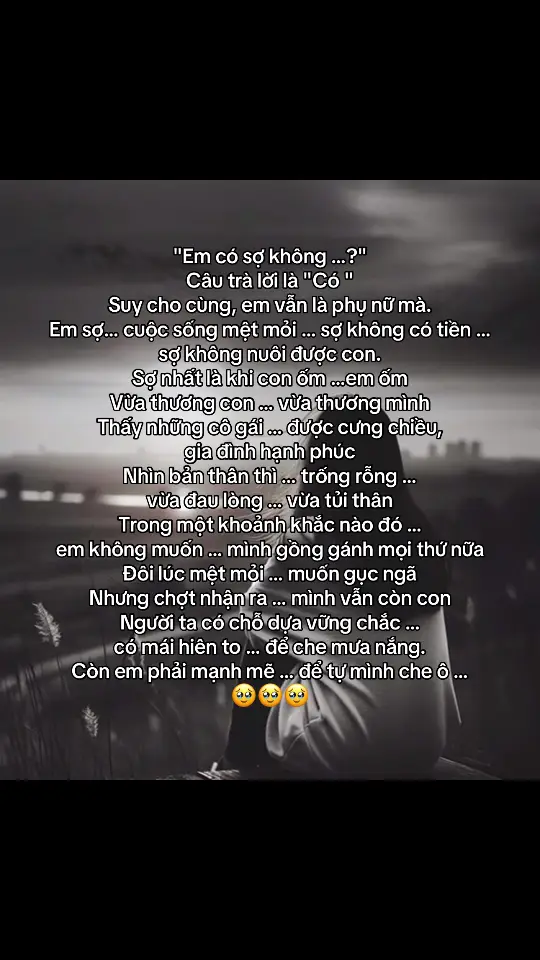 Còn em phải thật mạnh mẽ… để tự mình che ô … 😔😔😔 #tamtrang 