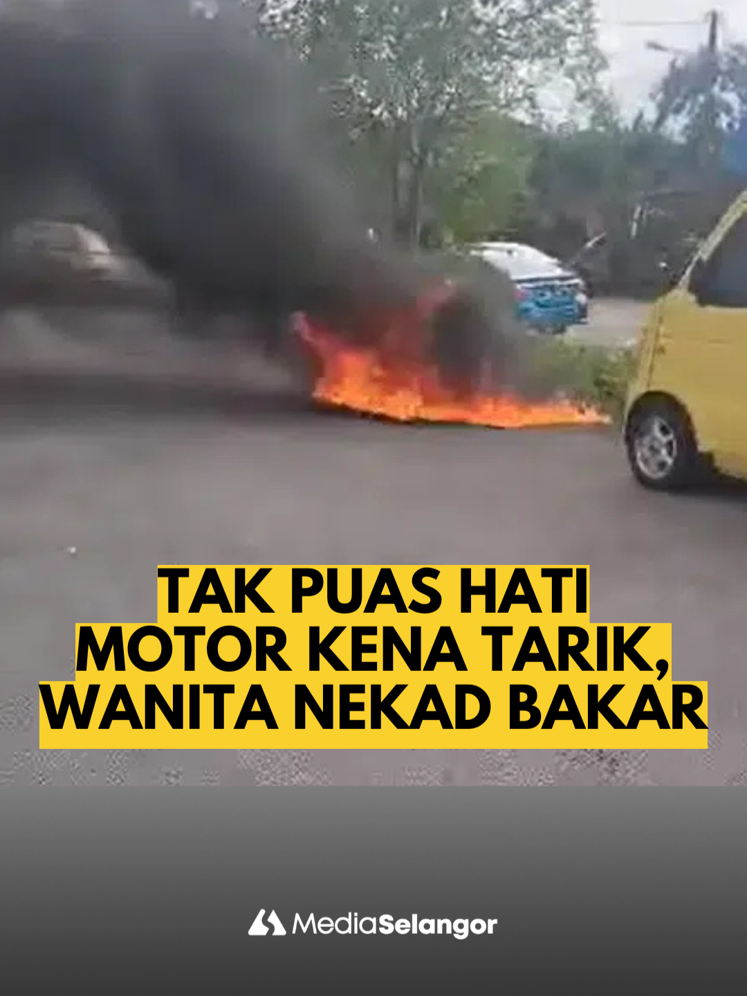 TULAR ‼️ Seorang wanita bertindak di luar jangkaan apabila tidak berpuas hati motosikalnya bakal ditarik lalu membakar motor tersebut. Ketua Polis Daerah Taiping ACP Mohamad Nasir Ismail berkata wanita berusia 40-an itu telah ditahan semalam untuk siasatan lanjut. Mohamad Nasir berkata berdasarkan siasatan awal, mendapati motif kejadian berpunca daripada rasa tidak berpuas hati dengan tindakan penarik motosikal yang ingin menarik motosikal tersebut kerana ansuran tertunggak selama 20 bulan. Satu kertas siasatan turut dibuka di bawah Seksyen 435 Kanun Keseksaan yang memperuntukkan hukuman penjara sehingga 14 tahun dan denda jika disabitkan kesalahan. #MediaSelangor (Penafian: Kandungan ini dikongsi untuk tujuan pemberitaan, pendidikan dan kesedaran awam sahaja. Visual ini mungkin mengandungi imej yang sensitif dan bukan untuk tujuan eksploitasi atau kebencian.)