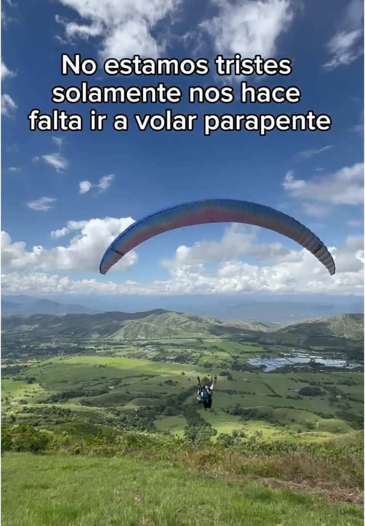 No estás triste solo necesitas salir de tu diminuto mundo y verlo desde otra perspectiva🫨 #neiva #huila #paracaidismo #paracaidas #gigantehuila🇨🇴 #lamanodelgigante #turismo #turista  @Parapente en el Huila🇨🇴 