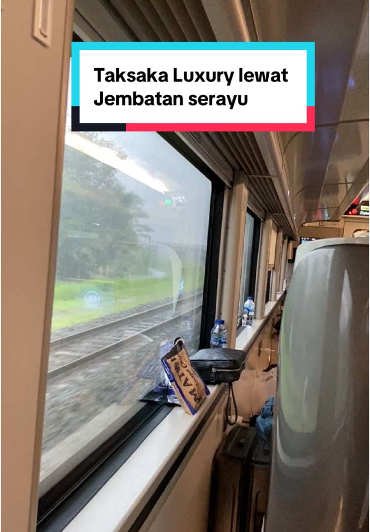 Taksaka Luxury lewat Jembatan apa nih? 😍 #kai121_ #keretaapiindonesia #cintakeretaapiindonesia #luxury #taksaka #railfans #purwokertoviral 