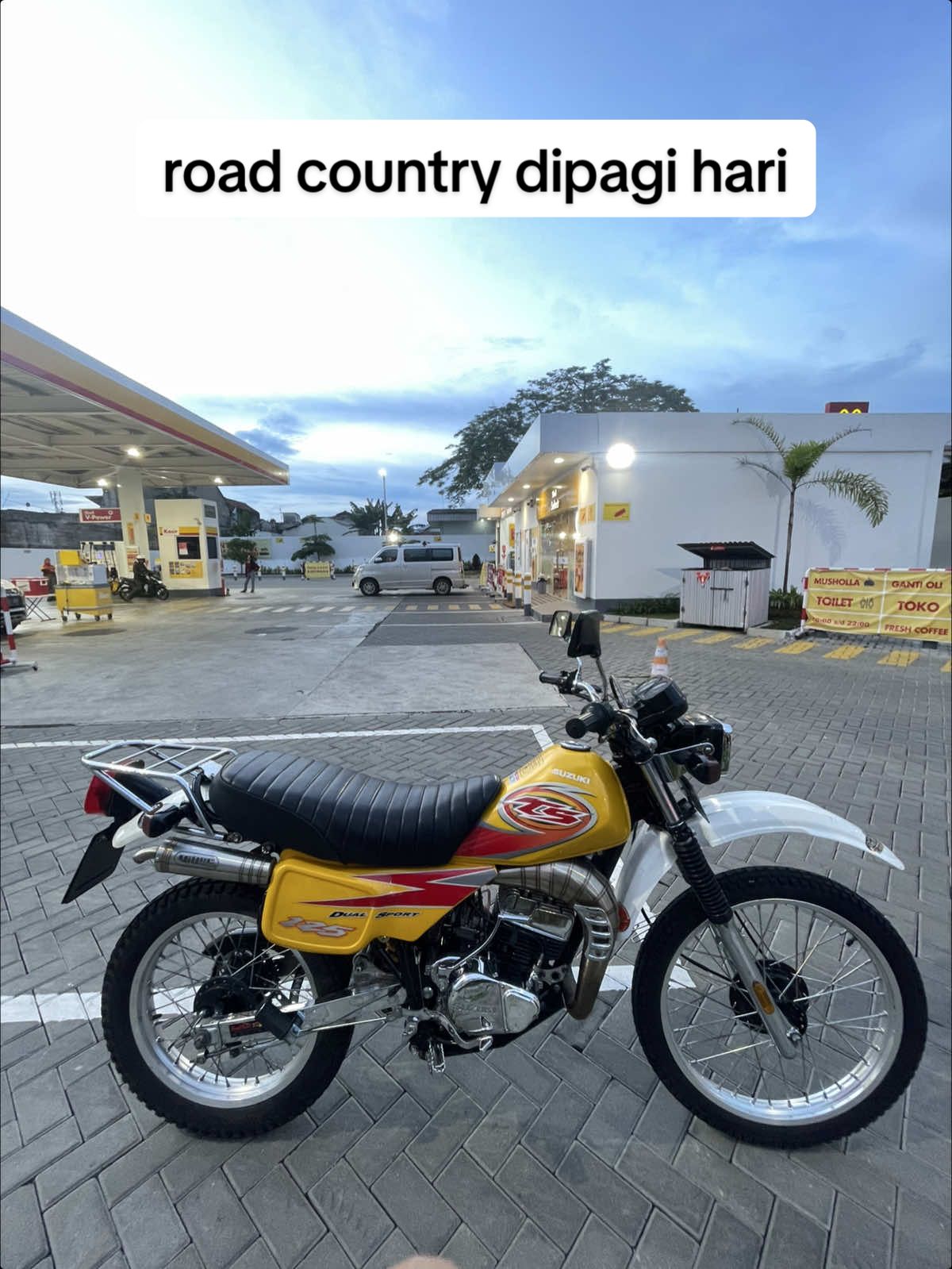 Kecepatan motor ini memang punya batatasan, tapi tidak dengan keindahan alam inii #motorcyle #suzukits125indonesia #suzukits125 #foryoupage #gengtriltuaindonesia #inspo #trailvintage #motorklasik 