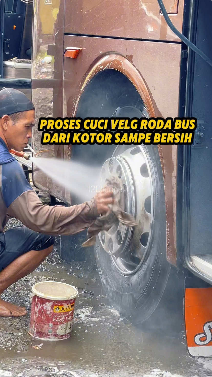 Proses Mencuci Velg Ban Roda Bus Dari Yang Kotor Sampe Bersih Kinclong, Semangat Pak hehe