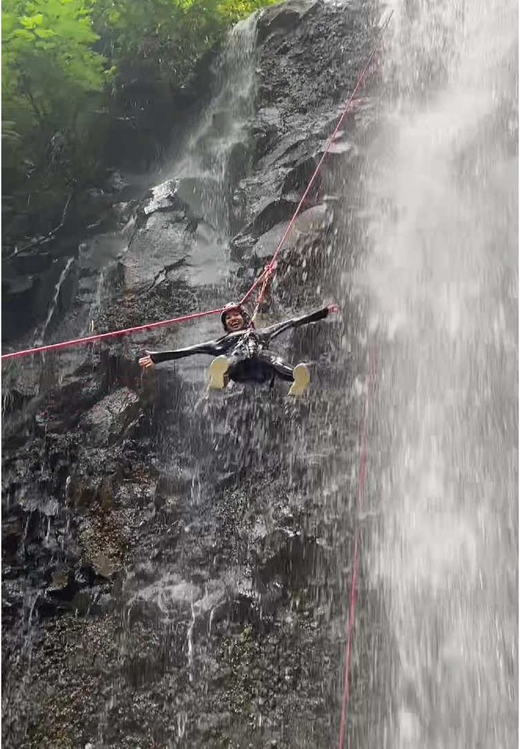 Semua bisa ikutan, karena nanti sebelum kita mulai akan ada pembelajaran/pengarahan/bimbingan khusus dari team Javanican Adrenaline dan Sindikattropis.adv yg telah berpengalaman di aktifitas canyoning dan bersertifikasi dibidang ini kalian dijamin pasti bisa seperti di foto2 dan video @Javanicanadrenaline . WATERFALL RAPPELING ❗️❗️❗️ . BEST ADVENTURE TRAVEL DIVISION FOR EXTREME VACATIONS | Malang East Java Indonesia #canyoningmalang #canyoning #rappeling #malang #waterfallrappeling #coban #curuk #malang #fyp #fypシ #fypシ゚viral 