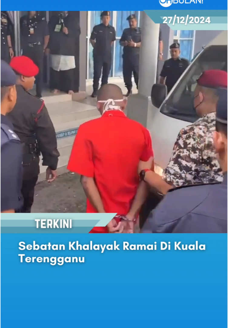 Mohd Affendi Awang, 42, pesalah khalwat berulang, menjalani hukuman enam sebatan di khalayak ramai di Dewan A’asim Masjid Al-Muktafi Billah Shah, Kuala Terengganu, petang ini.  Tukang rumah tersebut, yang merupakan individu pertama menjalani hukuman sebat di khalayak ramai di Terengganu, tiba dari Penjara Marang. Sumber BERNAMA  #ohbulan #fyp #news #pesalah #khalwat #sebatan #khalayakramai #kualaterengganu 