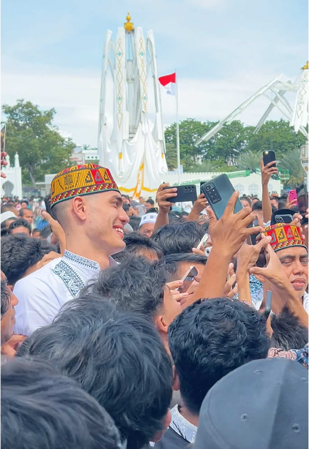 Aisar Khaledd Jum’atan di Masjid Raya Baiturrahman Banda Banda Aceh 🕌 • • • #aisarkhaledd #sholatjumat #masjidrayabaiturrahman #bandaaceh #aceh #indonesia #malaysia #tiktok #CapCut #fyp #fypシ゚viral #foryoupage  @AisarKhaledd @Fujiiian 