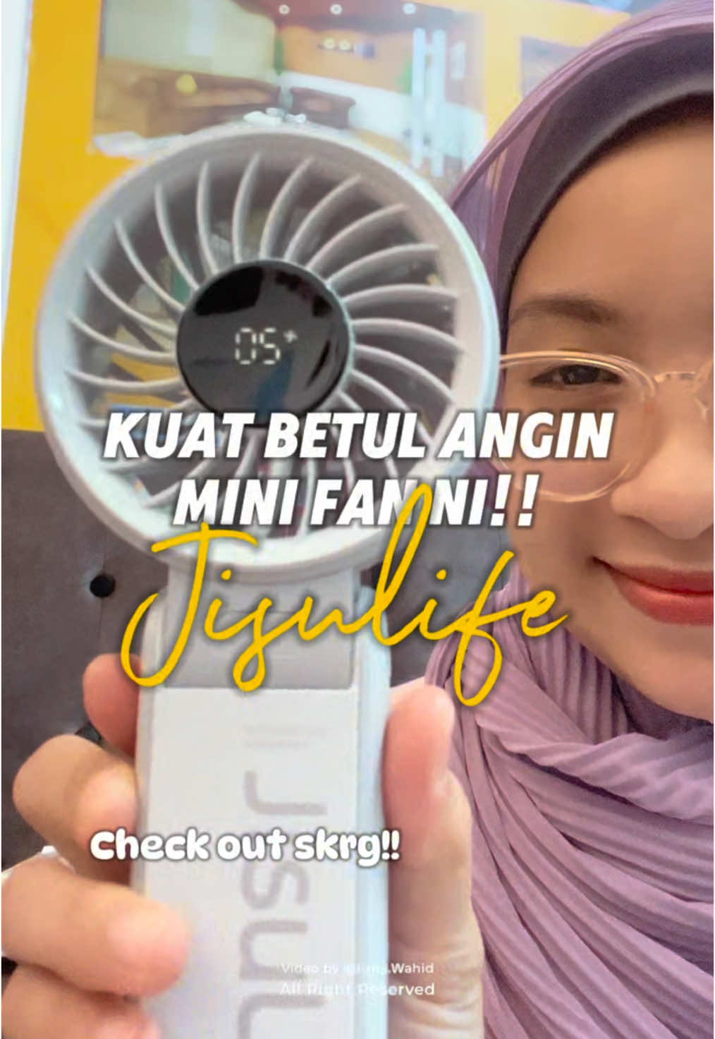 Lepas ni pergi mana2 WAJIB la ada mini fan ni.. Umpama macam bawak kipas dinding jalan2, kuat betul angin nyaaa 💨🍃🌬️@JisuLife-MY  . #produkreview #irmabagireview #jisulife #jisulifeminifan #jisulifehandheld #jisulifeportablefan #portablefan #minifan #kipasanginportable #kipasmini #kipasminiportable 