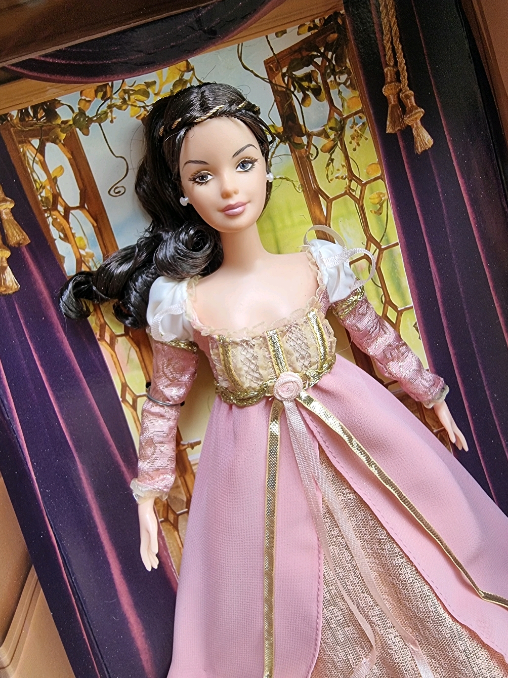 Barbie As Juliet Capulet🌹⚔️ #barbie #barbiedoll #vintagebarbie #barbiecollector #barbiecollection #สะสมบาร์บี้ #บาร์บี้ #นักสะสม #collector #dolls #2000s #90s #romeoandjuliet #shakespeare #silverlabelbarbie 