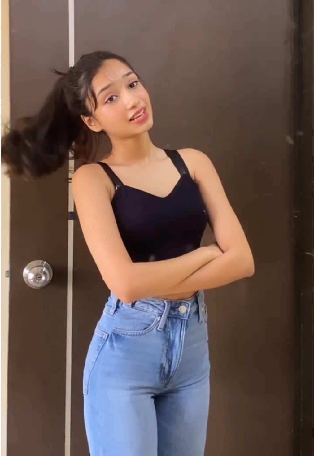 Small waist and the face she a cutie 🤭💖  #fyp #fypシ゚ #xyzbca #cute #dancechallenge 