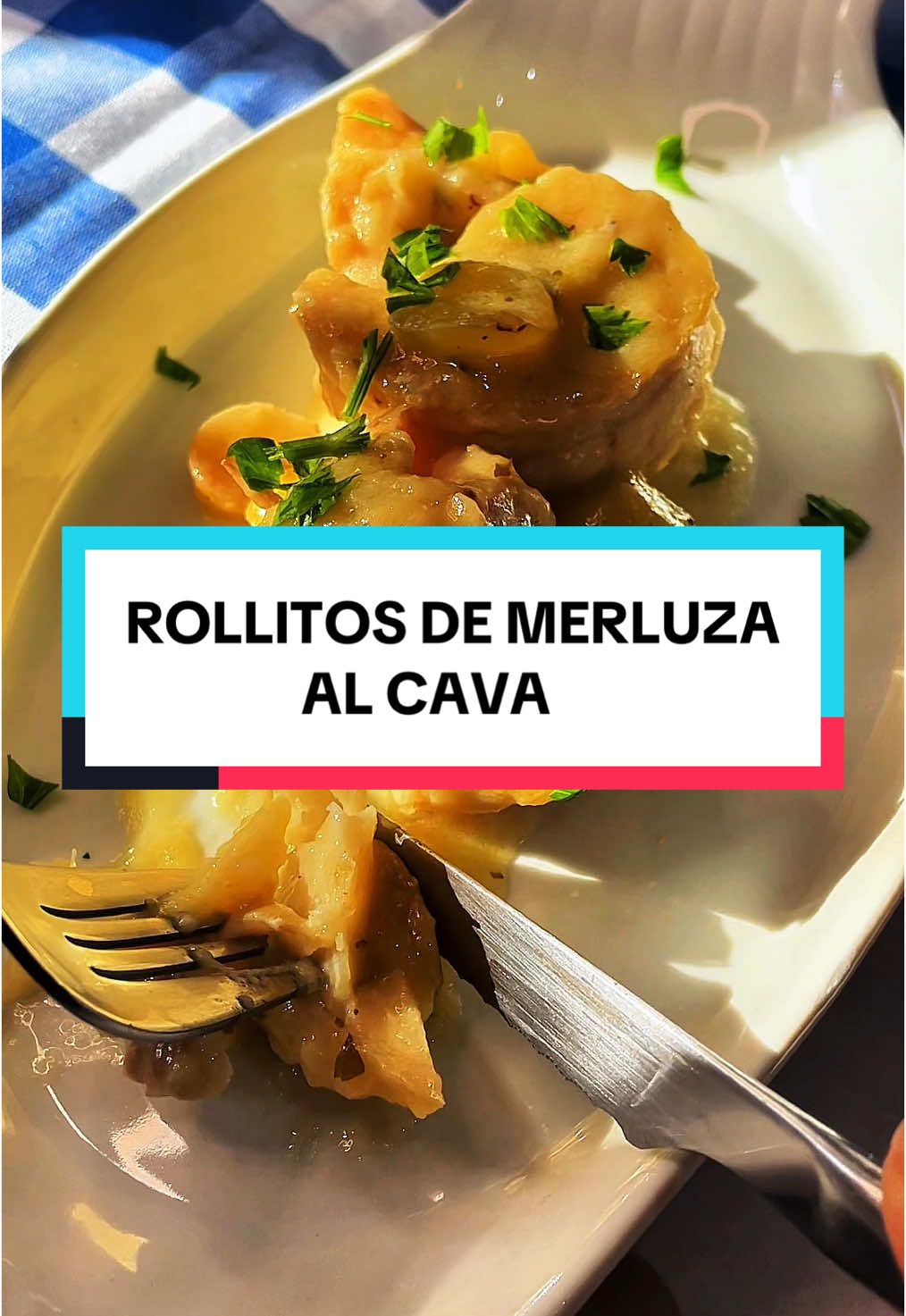 ROLLITOS DE MERLUZA AL CAVA 🍾 Sorprende a tus invitados estas fiestas 🎉 con esta delicia de receta que hacía mi madre cuando era pequeña por Navidad.  👉🏻 Ingredientes: - 2 Lomos de Merluza ( sirve con cualquier pescado blanco) - 1 Cucharadita de mantequilla. - aceite de oliva. - Una cebolla pequeña. - 200gr de Uvas. - 150/200ml de Cava. - 100gr de Nata Líquida (opcional, yo al final añadí un poco más de agua junto con el cava en vez de la nata). - 1/2 de agua ( si añades la nata un poco menos) - Harina  - Sal y Pimienta. - Perejil. 👉🏻 Paso a paso: 1️⃣ Salpimentamos la merluza, enrollamos con cuidado y cerramos con ayuda de un palillo. Reservamos. 2️⃣ Partimos por la mitad las uvas y le quitamos los pipos. 3️⃣ Partimos en juliana la cebolla y la doramos en una sartén, cuando esté blandita añadimos la mantequilla y la harina. Cuando quede todo bien ligado echamos el cava, perejil y el agua. Dejamos a fuego medio que vaya ligando 15 minutos y si queremos una textura más fina la trituraremos y volvemos añadir a la sartén. 4️⃣ Agregamos los rollitos enharinados previamente y las uvas. Tapamos a fuego medio bajo y cuando el pescado esté en su punto podemos añadirle la nata y dejar un par de minutos más. Sino ya tendríamos terminado nuestro plato. 🎄 Aunque no encontramos mi madre y yo la receta original el resultado la verdad es que no puedo evitar deciros que quedó buenísima, si te encantan los contrastes de sabores del dulce de las uvas y salado del sabor escaso tienes que probarlo porque está buenísimo!!!  Os deseo una feliz Nochebuena 🍾🎉‼️ 👉🏻 Si queréis ahorraros unos euriñlos en comprar verdura y fruta de calidad os dejo mi código descuento de @disfrutaverdura ‼️ CRISTINA15 #rollitosdemerluza #merluza #cava #uvas #recetanavidad #comidacasera 