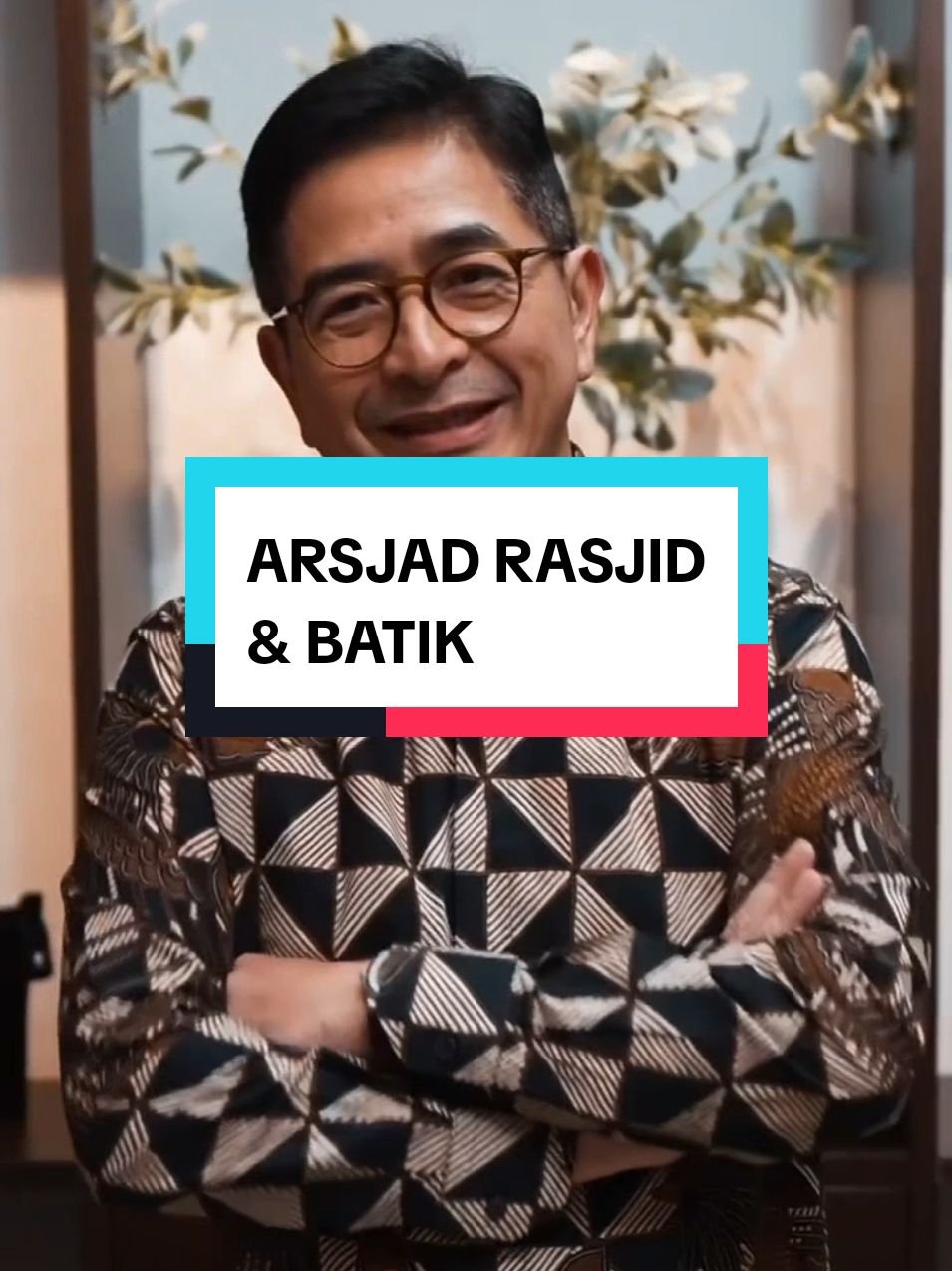 Kalian suka Pak @arsjadrasjid waktu pakai batik yang mana?  #arsjadrasjid #batik #outfitbatik #batikindonesia #OOTD #ootdbatik #kemejabatik #kainbatik 