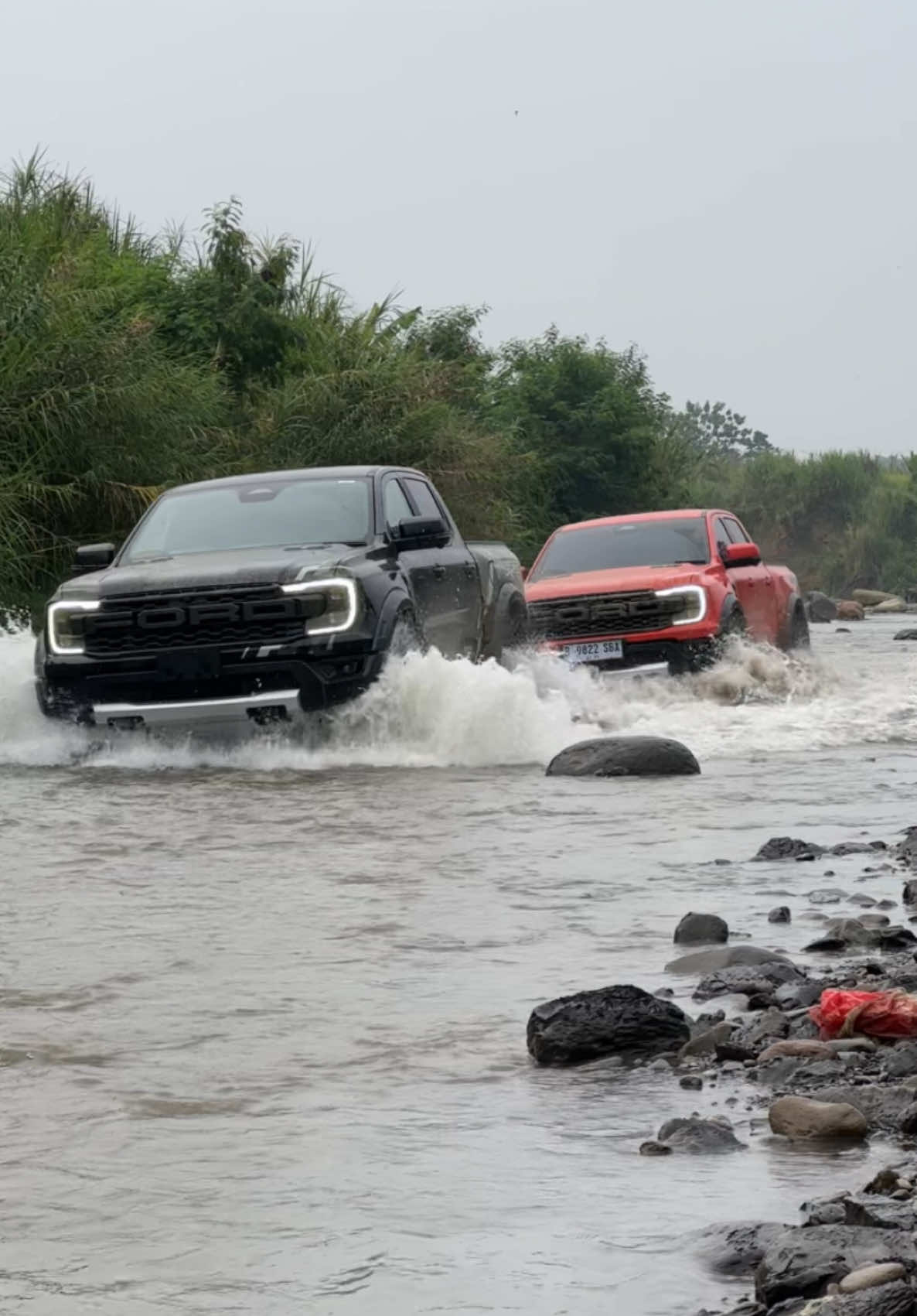 Bagaikan 2 ekor Raptor yang sedang lepas di sungai! Kilas balik saat test drive Ford Ranger Raptor mesin Ecoboost 3.0 dan Ecoblue 2.0 bersama tim Jejelogy 4x4 School. #Otomotif #otomotifindonesia #offroad #offroadindonesia #fordranger #dieselindonesia #turbodiesel #rangerraptor 