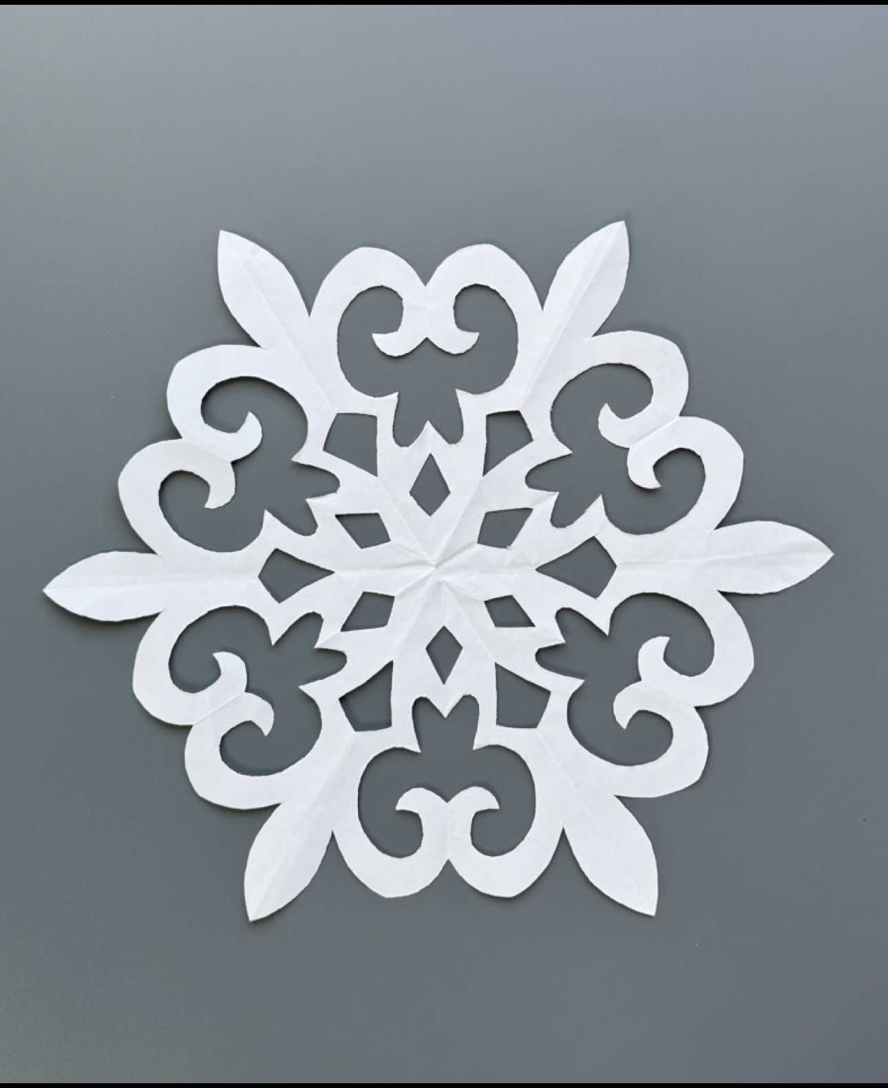 Easy Snowflake paper❄️ #DIY #christmas #howtomake #craft #christmastree #snowflakes #papersnowflakes 