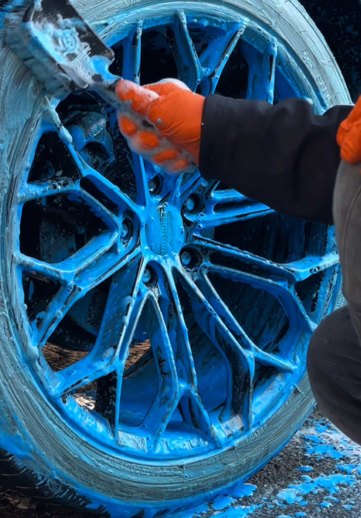 Just look how blue this foam is 👀  #oddlysatisfying #carcare #detailing #carcleaning #detailingproducts #carvaleting  #asmr #satisfying #viral_video #CleanTok #detailtok #cleaningtiktok #autodetailing #snowfoam #alienmagiccarcare #tyre 