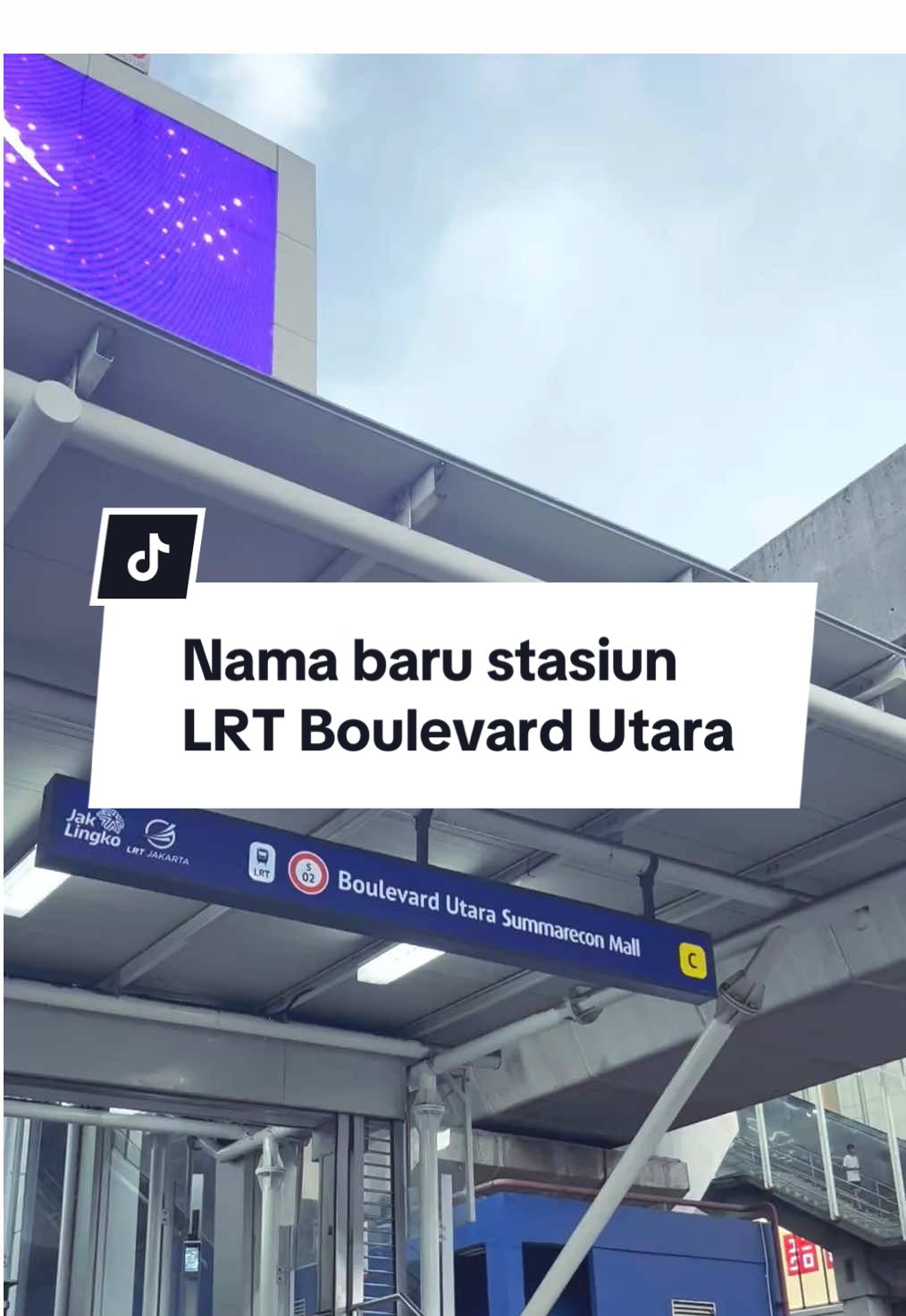 Tahun baru, hak penamaan baru! Yuhuuu, mari sambut naming right pertama di @LRT Jakarta , Stasiun Bolulevard Utara Summarecon Mall 🙌🏼 Stasiun di LRT Lin Selatan yang tersambung dengan kawasan Summarecon Mall Kelapa Gading ini, sejatinya telah dilakukan penandatanganan kerjasama sejak September 2024 lalu. Setelah ±3 bulan, akhirnya menyusul PTO (Public Transport Operator) lain dalam hal naming rights 🥳 Semoga dengan adanya pendapatan non tiket (non fare box) ini pelayanan dan fasilitas di LRT Jakarta makin baik  🔥🔥 Kira-kira stasiun/halte mana lagi ya yang cocok untuk hak penamaan? 😙