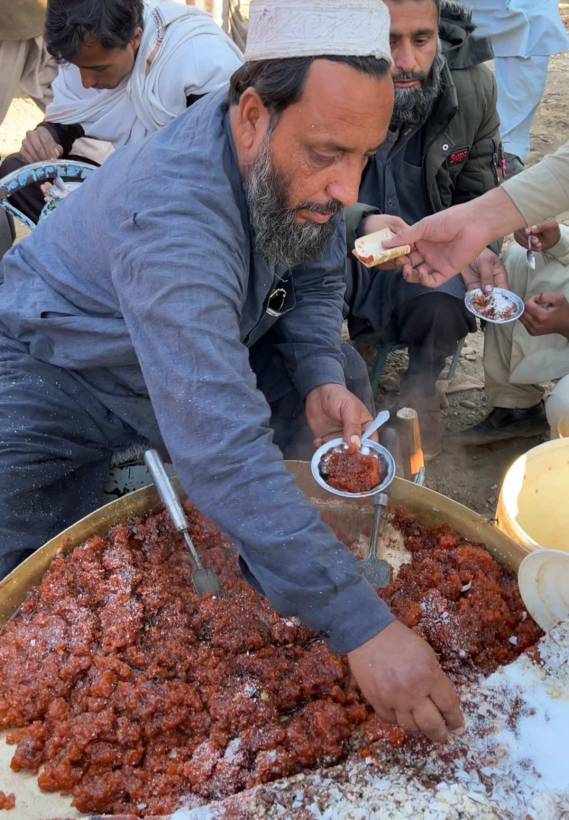 Famous halwa at Local Street food | Winter Famous Food #Food #Halwa #pakistanifood #AALStreetFood 