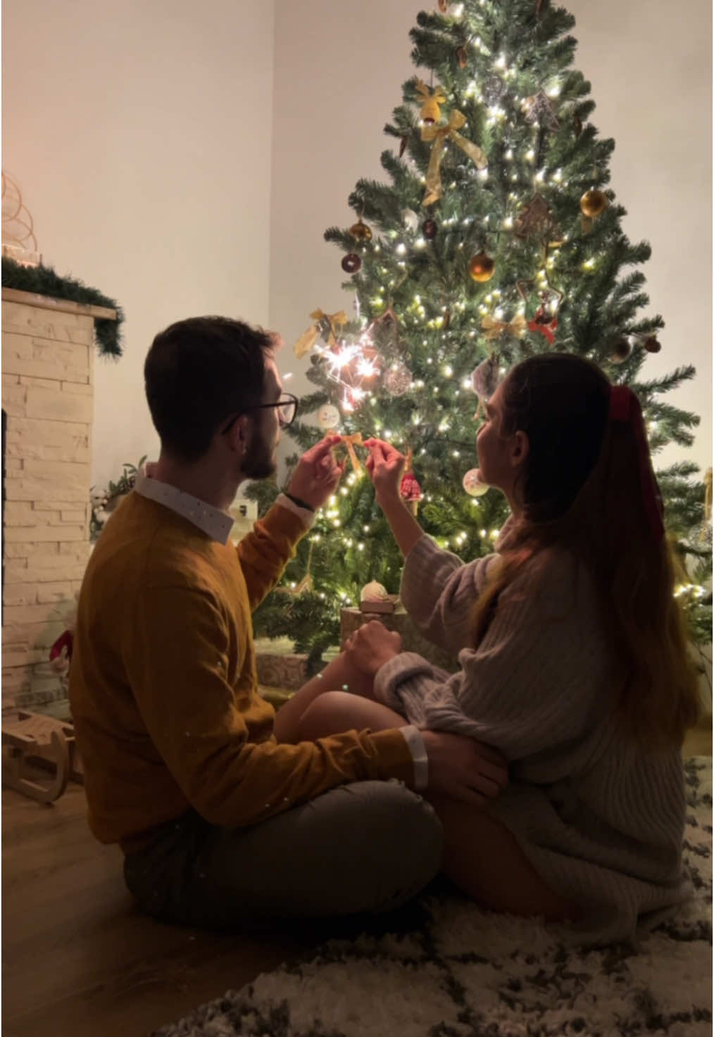 when you’re freshly engaged and into the Christmas spirit ✨🤍🎄🎁 Love is all aroujd ♥️ #christmas #christmastiktok #christmaseve #christmasjoy #christmasdecor #christmasgift #Love #lovestory #couple #couplegoals #couplestiktok #couples #engagement 