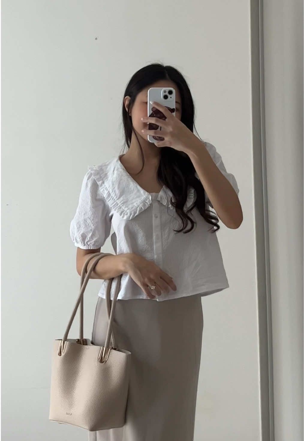 forever a big collar top girly!!! cant wait for 2025 to come hehe🤍 Top: @LOVE & BRAVERY  Skirt: gemme.clothing Bag: @KAMI for Kamu  #OOTD #fitcheck #casualoutfits #neutralaesthetic #neutraloutfit #grwm #outfitideas #stylinginspo 