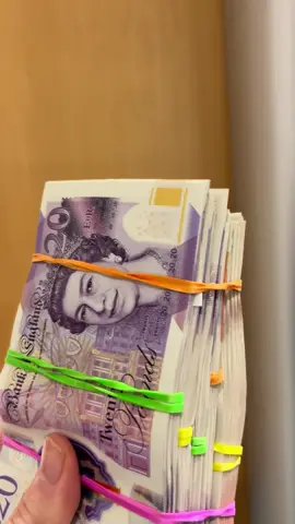 Find your new years bargains here at Smith’s jewellers!!!!!!!🔥🔥 Bargains for everyone 🥳🥳🥳.         #fyp #nottingham #jewelry #present #newyear #viral_video #brother #marketsquare 